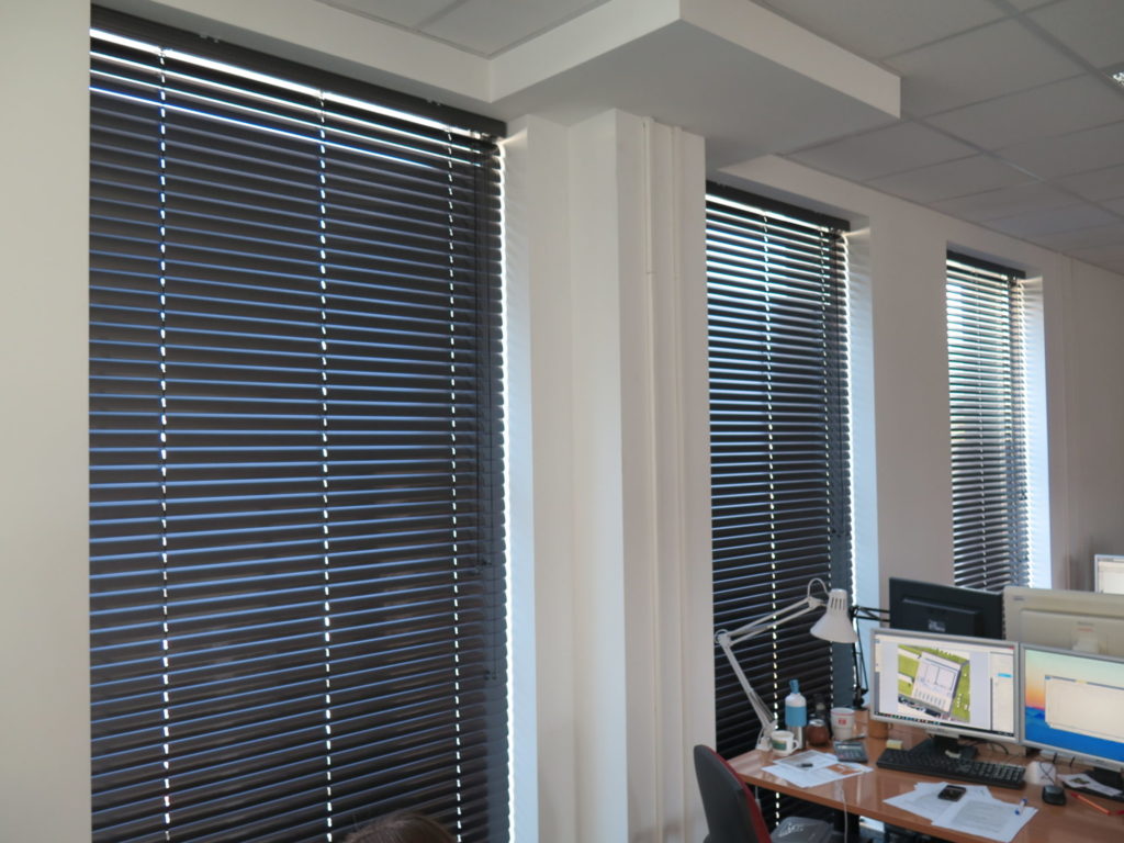 Żaluzje wewnętrzne aluminiowe Szczecin w nowoczesnym salonie